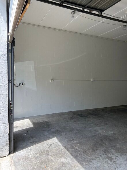 More Photos Of 3015 62nd Ave E, Bradenton Showroom For Lease