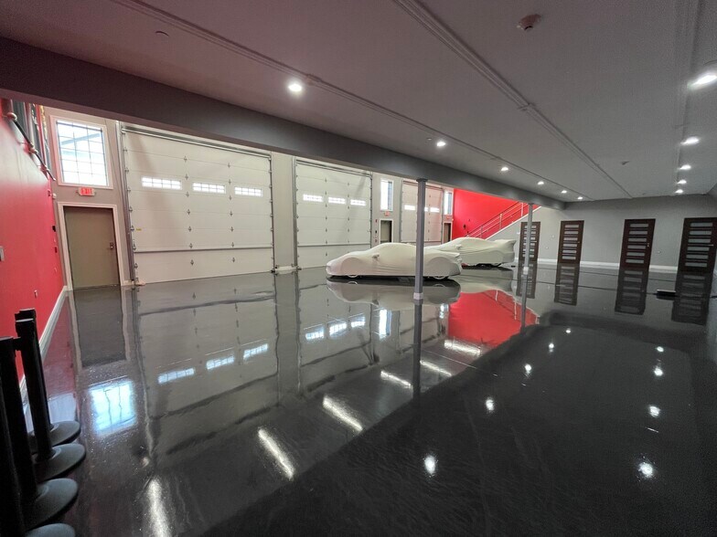 More Photos Of 2220 Ferry Rd, Naperville Showroom For Sale