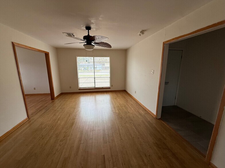 More Photos Of 1933 East Ave, Katy Office For Lease