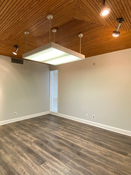 More Photos Of 9400 Village Green Dr, Shreveport Office For Lease