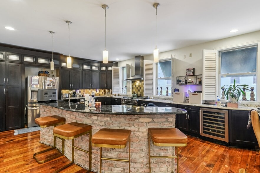 More Photos Of 755 Tchoupitoulas St, New Orleans Restaurant For Sale