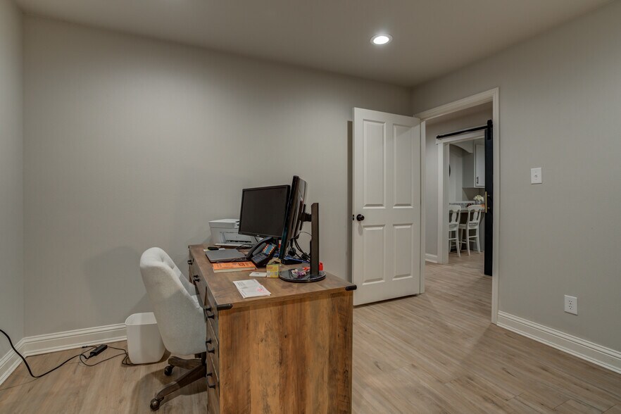 More Photos Of 604 E County Road 7200, Lubbock Office Residential For Sale