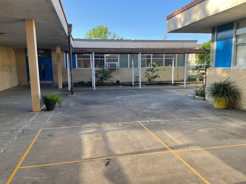 More Photos Of 522 Lindale St, Houston Religious Facility For Sale