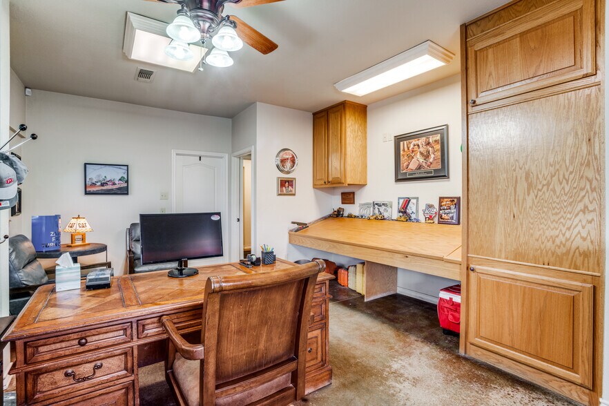 More Photos Of 9080 Ike Byrom Rd, Aubrey Warehouse For Lease