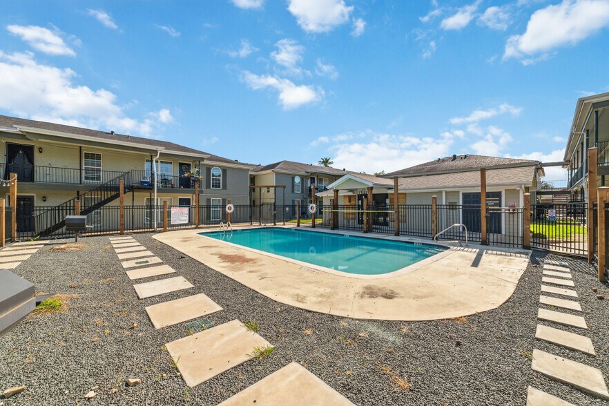 More Photos Of 8330 Carvel Ln, Houston Apartments For Sale