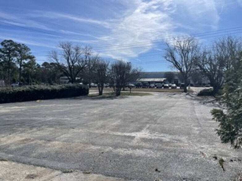 More Photos Of 21 Industrial Blvd, Eastman Office For Sale