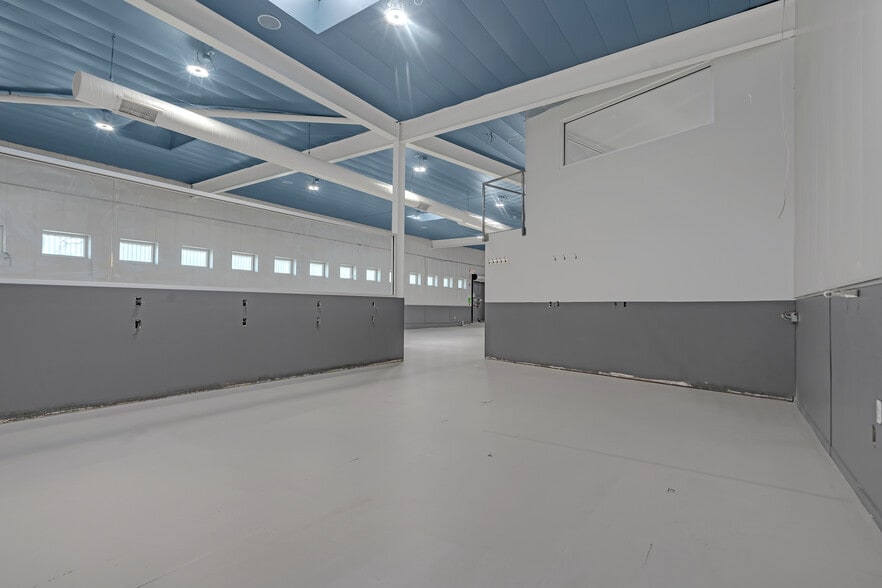 More Photos Of 3114 Tonnelle Ave, North Bergen Showroom For Lease