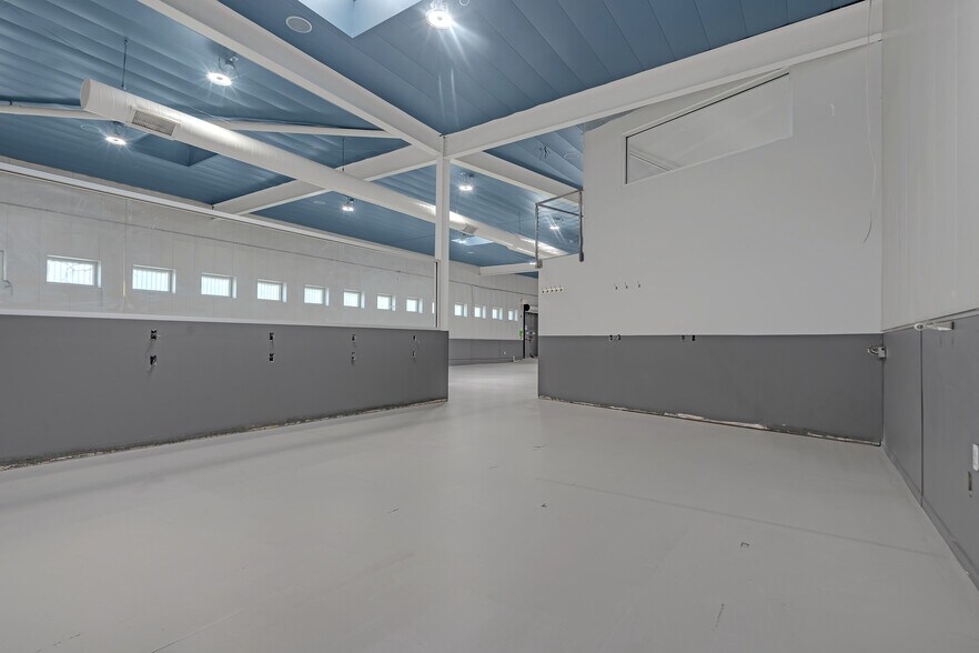 More Photos Of 3114 Tonnelle Ave, North Bergen Showroom For Lease