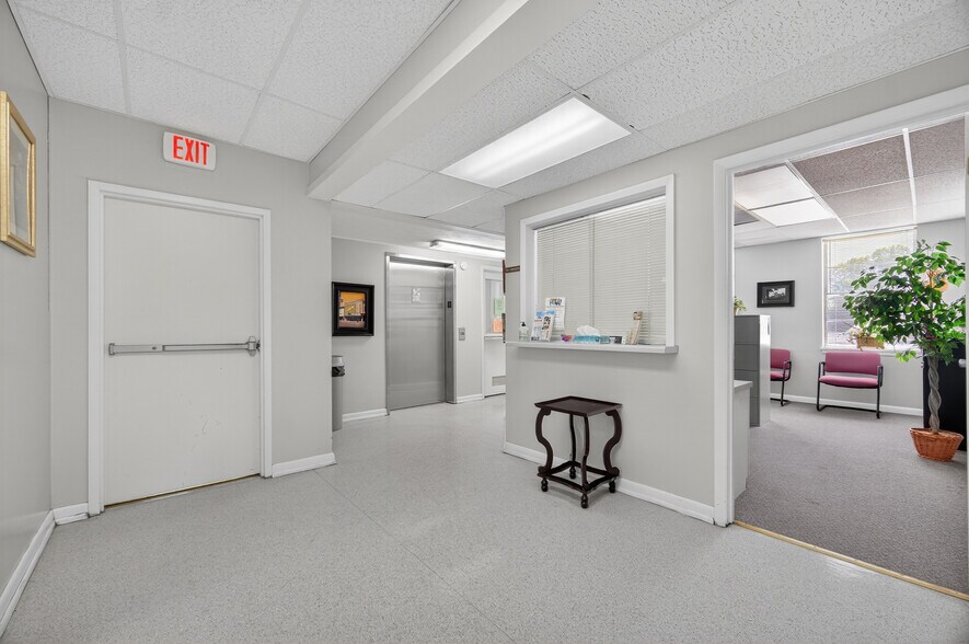 More Photos Of 207 Elk Ave S, Fayetteville Office For Sale