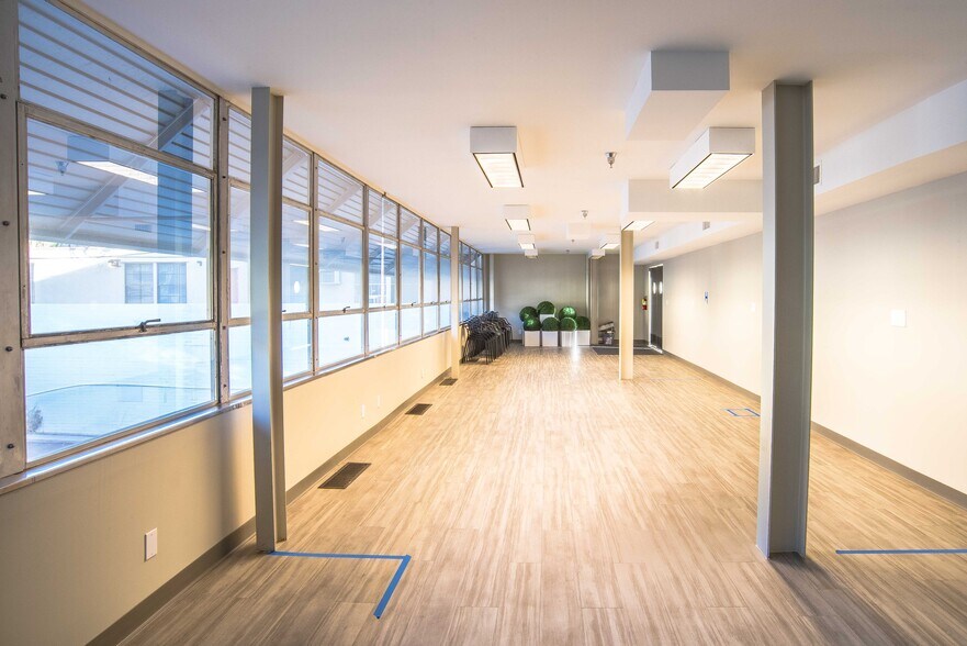 More Photos Of 383 S Palm Canyon Dr, Palm Springs Storefront Retail Office For Lease