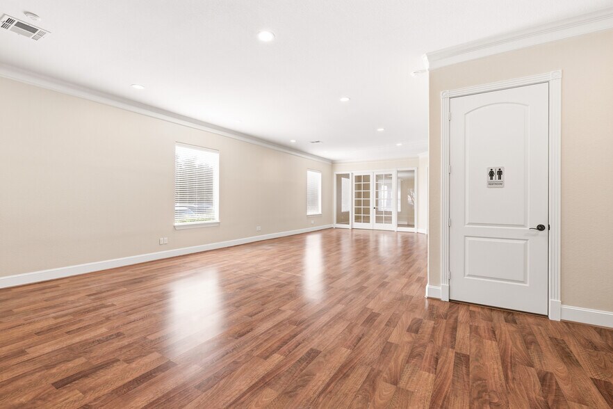 More Photos Of 11623 Spring Cypress Rd, Tomball Office For Sale