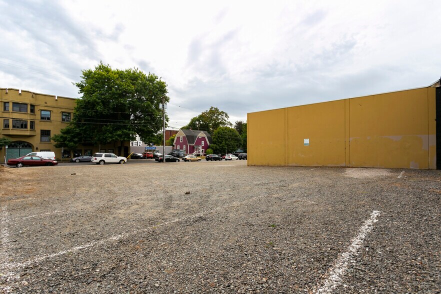 More Photos Of NW Corner of SE 9th and SE Ash Street ave, Portland Land For Lease