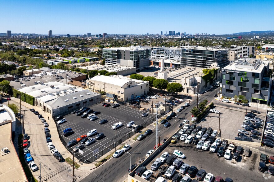 More Photos Of 7000 Romaine St, Los Angeles Showroom For Lease