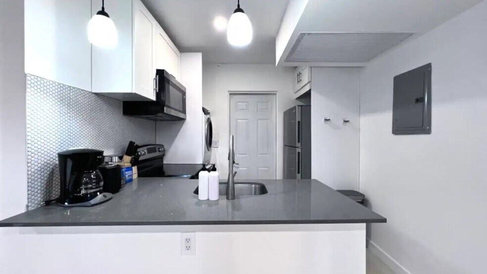 More Photos Of 2201 Greene St, Hollywood Apartments For Sale