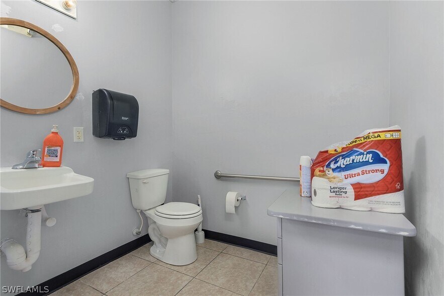 More Photos Of 10801 Sunset Plaza Cir, Fort Myers Showroom For Lease