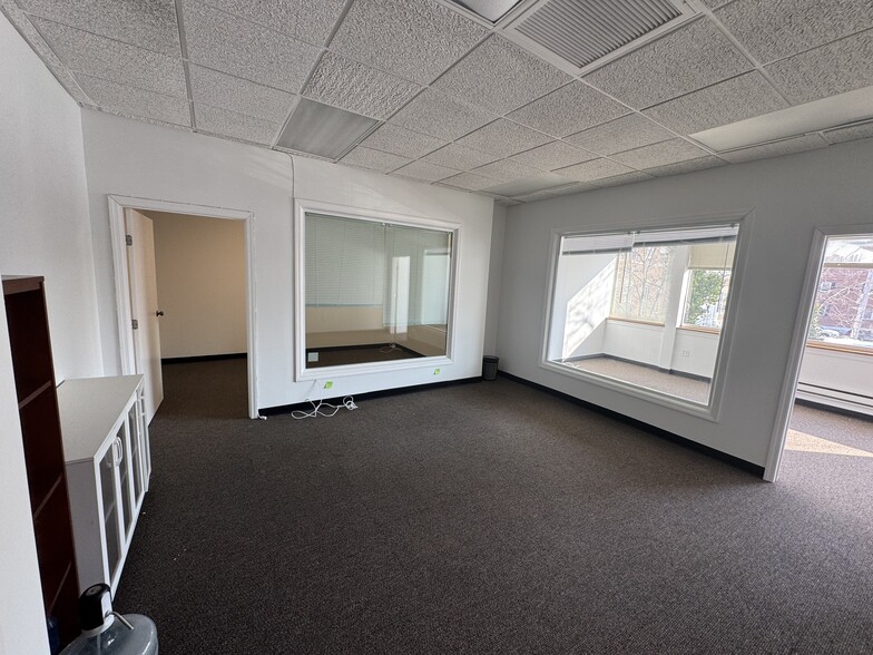 More Photos Of 240 Plandome Rd, Manhasset Office For Lease