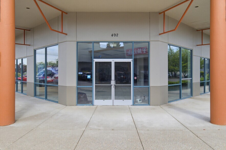 More Photos Of 484-486 Lancaster Dr NE, Salem Unknown For Lease