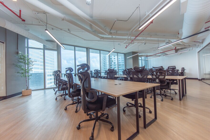 More Photos Of 1100 Brickell Bay Dr, Miami Coworking Space