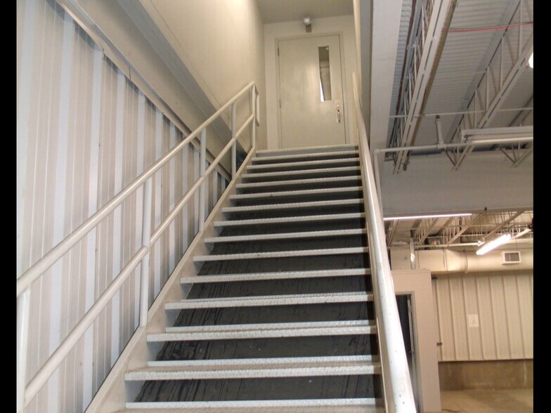 More Photos Of 411 Holmes St, Frankfort Light Distribution For Sale