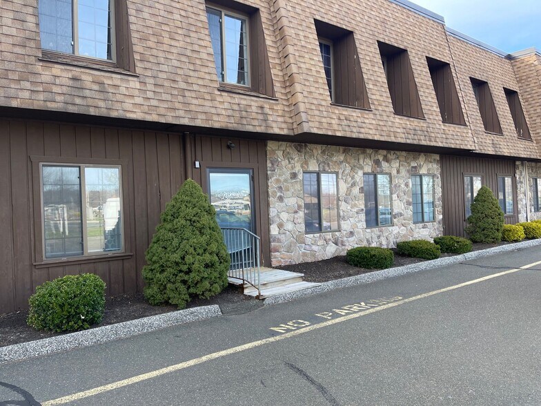 More Photos Of 304 Federal Rd, Brookfield Office For Lease