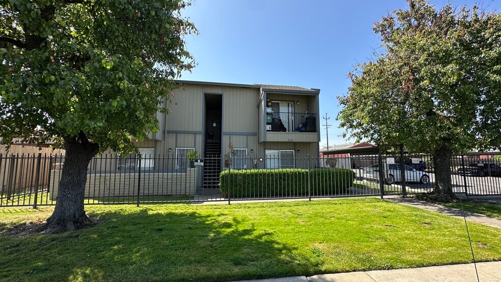 Primary Photo Of 610 E Pine St, Lodi Apartments For Sale