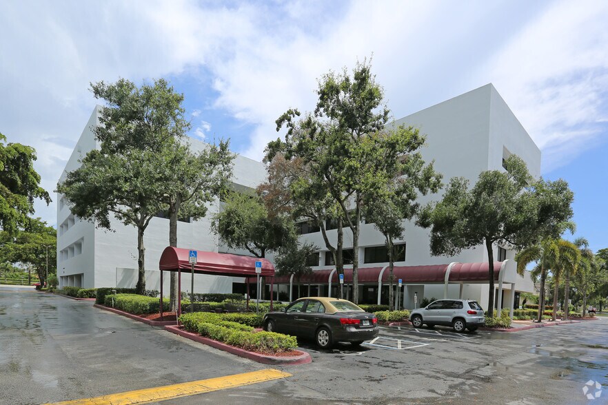 More Photos Of 6100 Glades Rd, Boca Raton Office For Lease