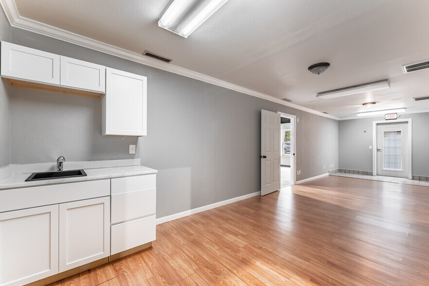 More Photos Of 160 Oldham Dr, Bella Vista Light Distribution For Sale