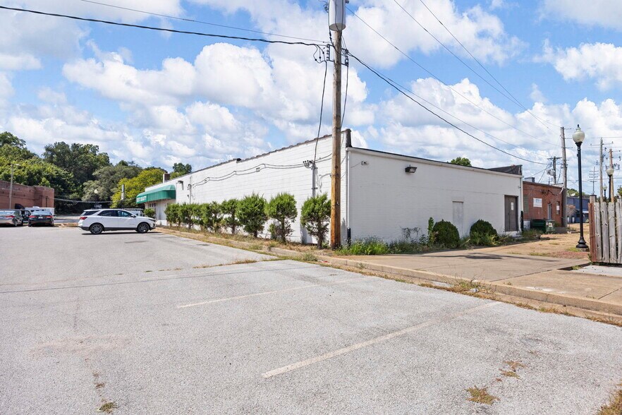 More Photos Of 110 S Florissant Rd, Saint Louis Storefront For Sale