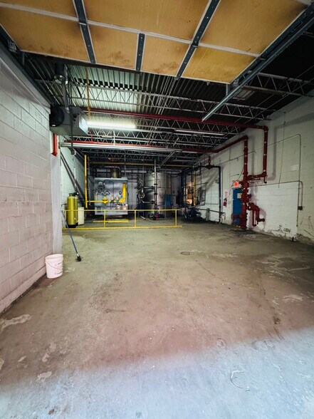 More Photos Of 426 W 4th St, London Warehouse For Sale