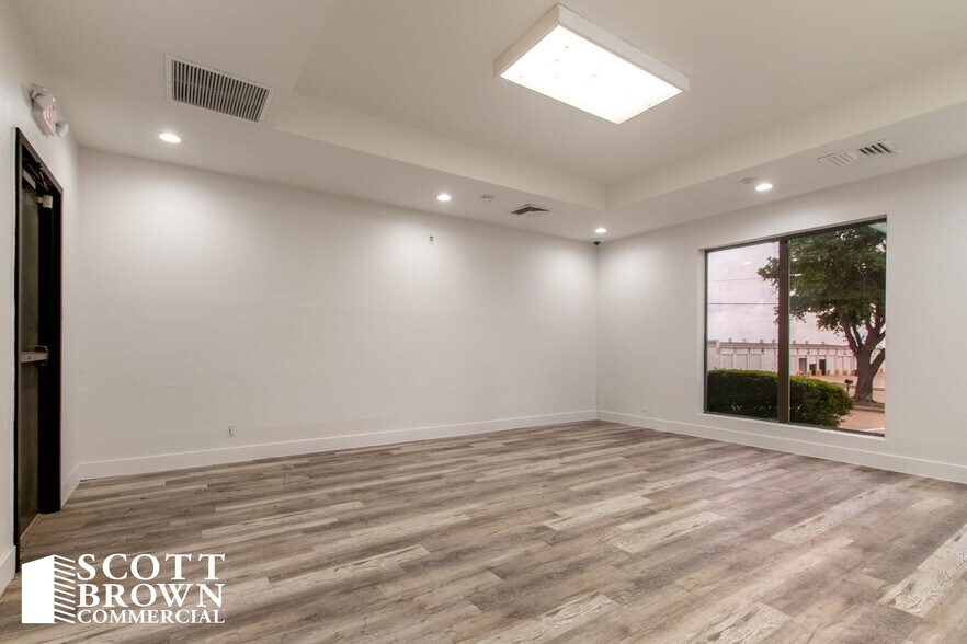 More Photos Of 2400 Worthington St, Denton Medical For Lease