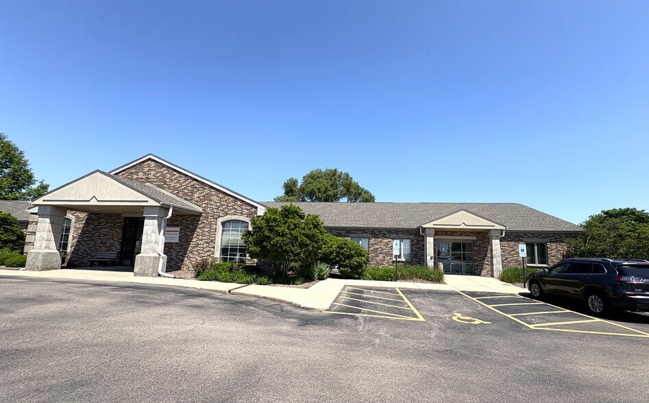 More Photos Of 1 E County Line Rd, Sandwich Medical For Lease