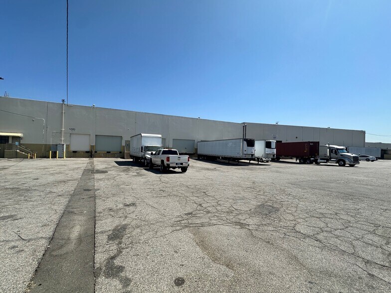 More Photos Of 4270-4310 S Maywood Ave, Vernon Warehouse For Lease