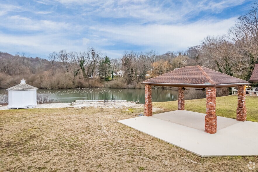 More Photos Of 23 Centershore Rd, Centerport Hotel For Sale