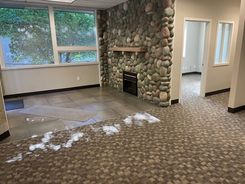 More Photos Of 300 NE Gilman Blvd, Issaquah Office For Sale