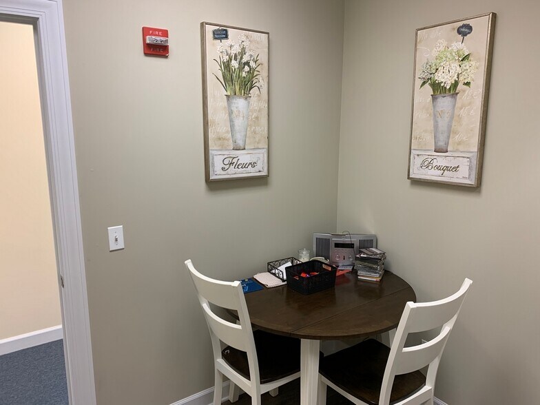 More Photos Of 1491 Merchant Dr, Algonquin Medical For Sale