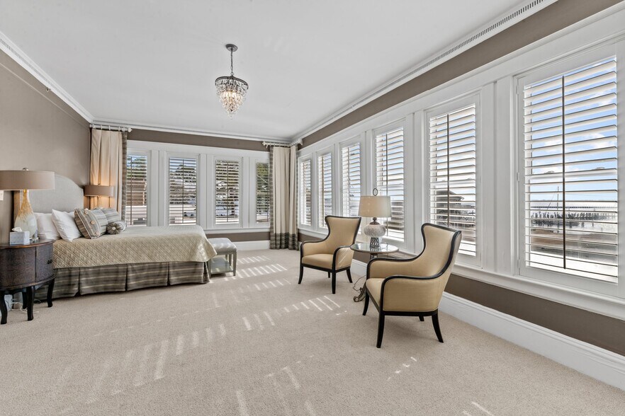 More Photos Of 738 E Main St, Belhaven Hotel For Sale