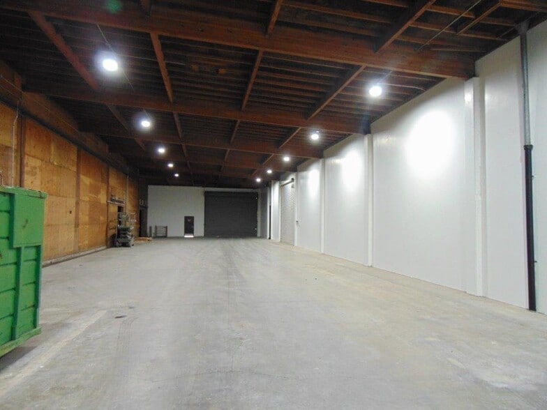 More Photos Of 250 Walsh Ave, Hamilton City Distribution For Sale