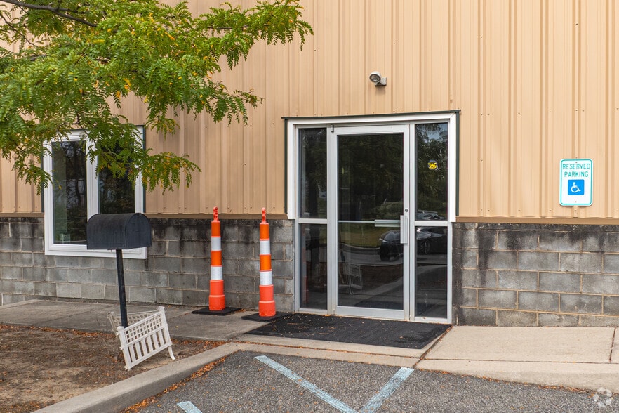 More Photos Of 70 J Caldwell Ln, New Castle Warehouse For Lease