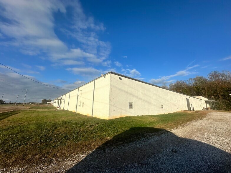 More Photos Of 944 Highway 15 N, New Albany Warehouse For Lease
