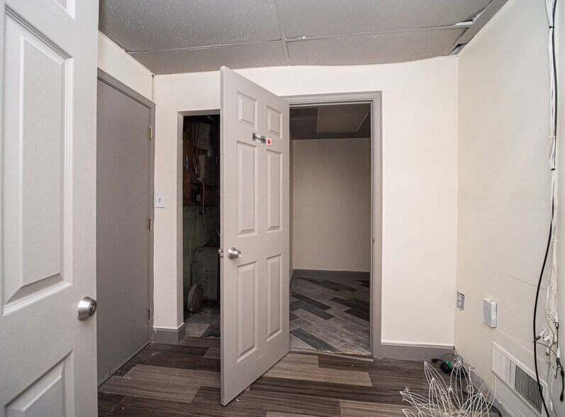 More Photos Of 916 Hempstead Dr, Cincinnati General Retail For Lease