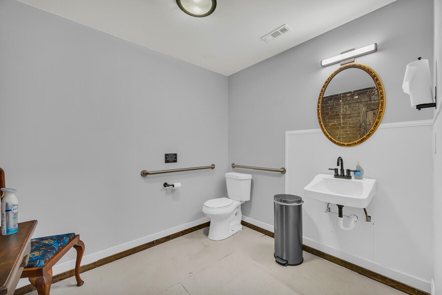 More Photos Of 1642 S Broad St, Commerce General Retail For Lease