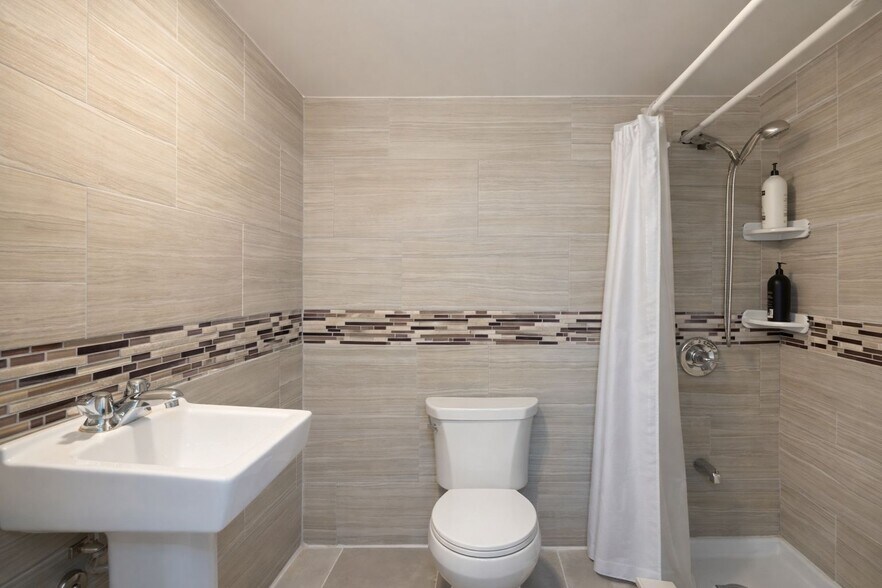 More Photos Of 7037 72nd Pl, Glendale Apartments For Sale