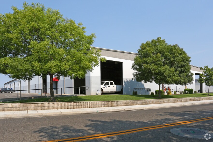 More Photos Of 528 Noble St, Madera Warehouse For Lease