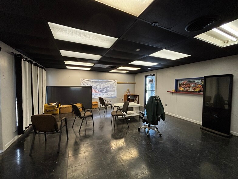 More Photos Of 700 S Stemmons Fwy, Sanger Flex For Lease