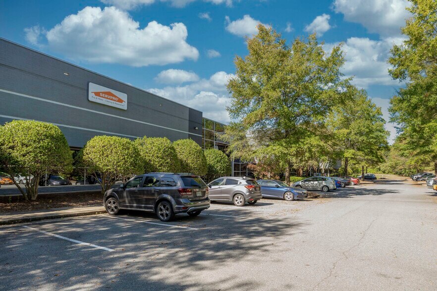 More Photos Of 9006 Perimeter Woods Dr, Charlotte Light Distribution For Lease