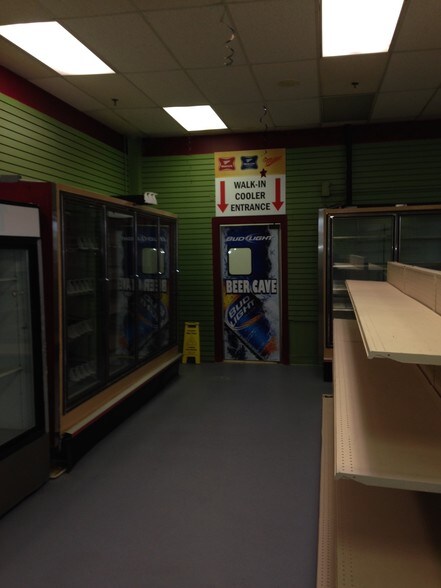 More Photos Of 6801-6917 W Brown Deer Rd, Milwaukee General Retail For Lease