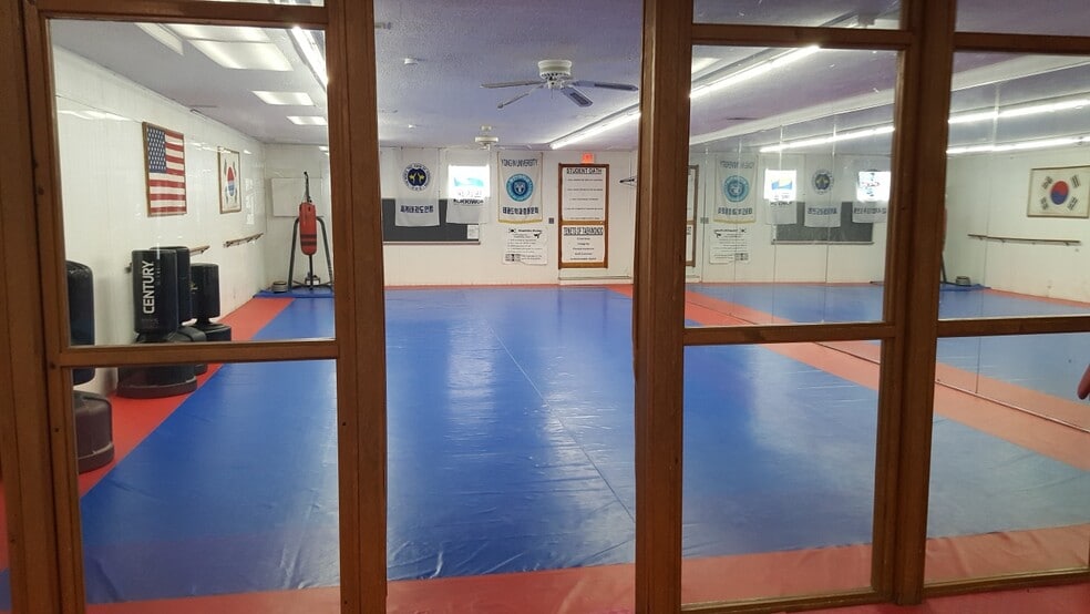 More Photos Of 6741 W Archer Ave, Chicago Sports And Entertainment For Sale