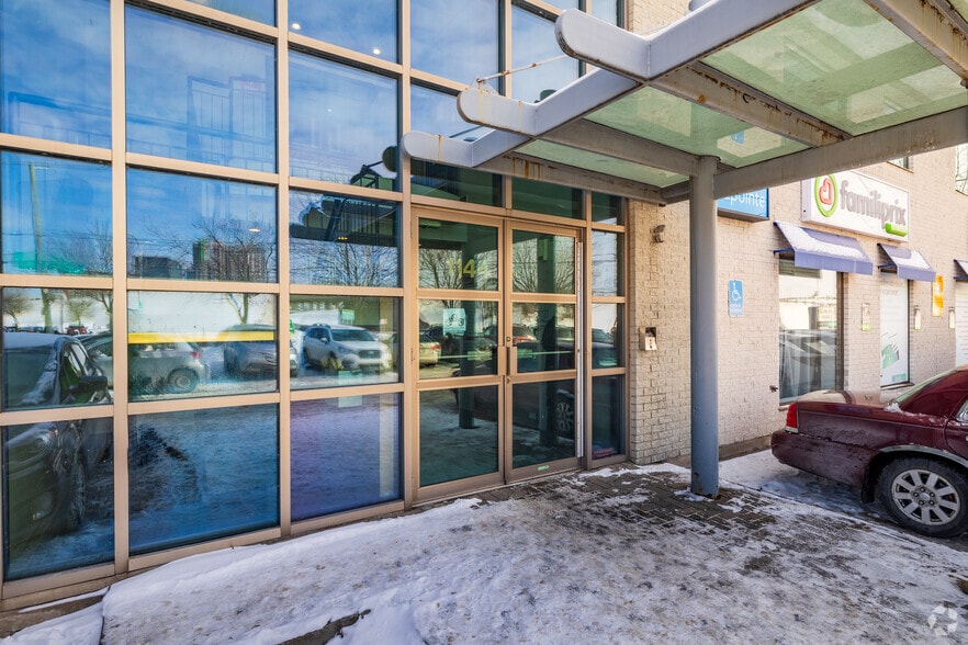 More Photos Of 1144 Rue Saint-Laurent O, Longueuil Medical For Sale