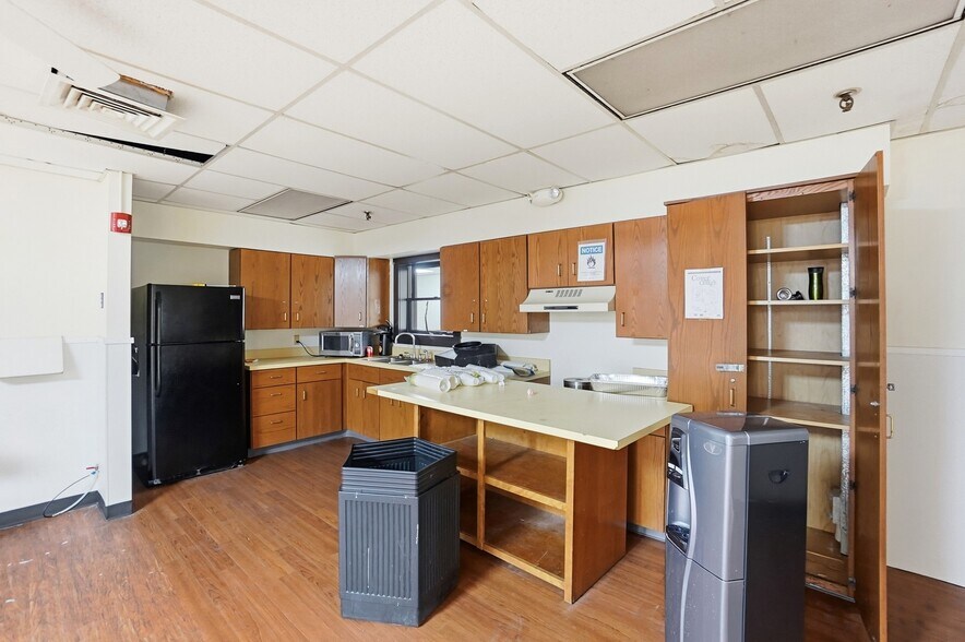 More Photos Of 110 W Leffel Ln, Springfield Service For Lease