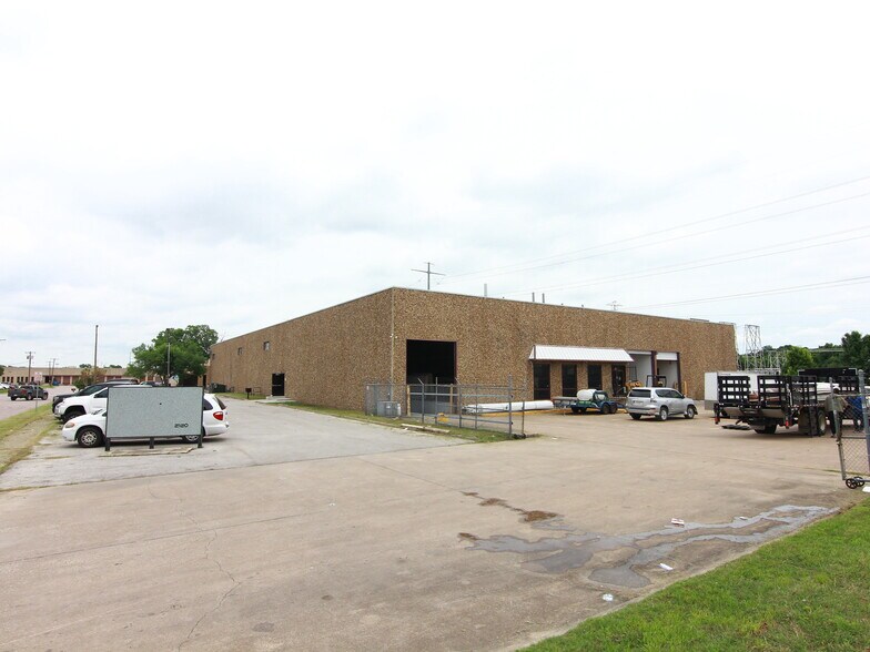 More Photos Of 2120 Vanco Dr, Irving Distribution For Lease